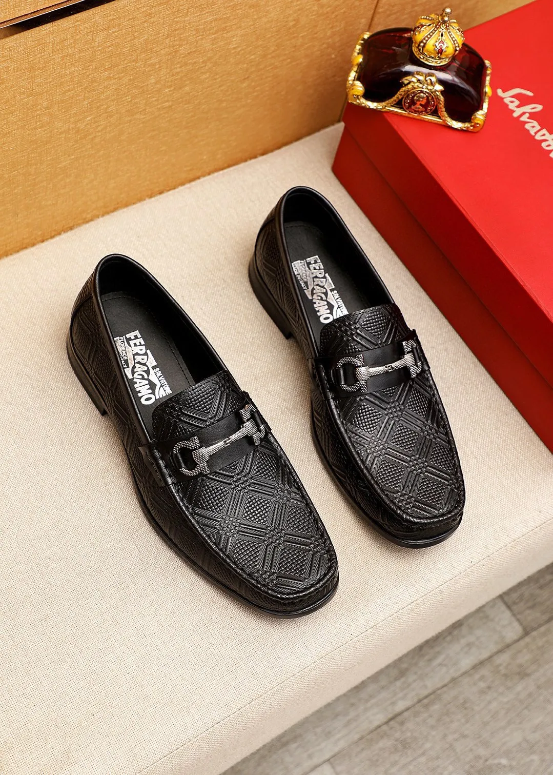 Men's shoes 💰460 💐 Product trademark: Ferragamo "Ferragamo" casual leather shoes Regular size: 38-44 (45.46🉑️customized) Product materials: Selected imported first-layer calfskin embossed upper + luxury hardware buckle, imported water-dyed cow leather lining. Strong three-dimensional visual effect, original rubber outsole Color: 1⃣️color optional